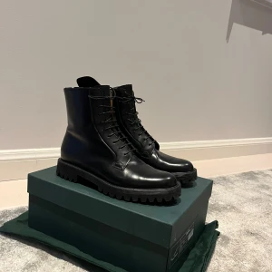Church Alexandra T boots  - Church Alexandra T boots som bara är testade hemma. Lappen sitter kvar på sulan och kartongbitarna är kvar inuti.  Skorna är i totalt nyskick som köpta från church hemsida. Ingår box och dustbags. Nypris 10-12 tusen 