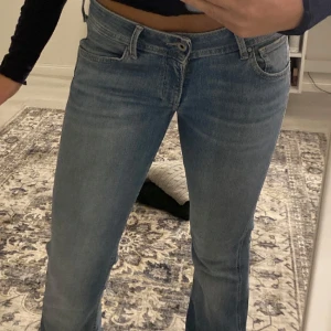 Lågmidjade bootcut low waist jeans - Säljer mina jättefina pepe jeans i lågmidjad bootcut modell. Fräsch ljus blå färg och fina fickor. Storleken är w28 l32 och passar runt S men är stretchiga.