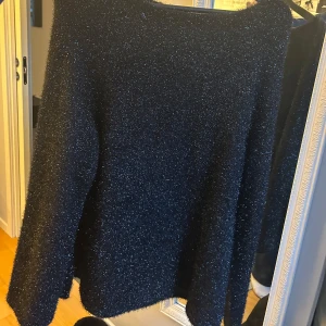 Svart glittrig tröja - Jätte snygg tjock glittrig tröja, perfekt till nyår eller fest, använd en gång 💕