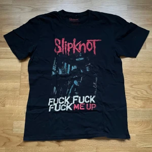 Svart Slipknot t-shirt - Cool svart t-shirt med Slipknot-tryck i rött, blått och vitt. 