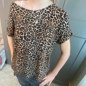 Leopardmönstrad t-shirt - Jättefin leopardmönstrad topp från only i storlek S som inte har några defekter alls! Säljer för att den inte används, lånad bild men ser exakt ut så i verkligheten och ifall man vill ha fler bilder är det bara att skriva så fixar jag❣️