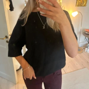 Stickad T-shirt OtherStories - Jättesnygg trekvartsärmad stickad T-shirt i mohair från Other stories 