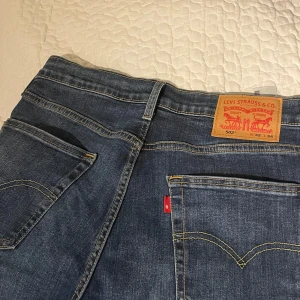 Levi's 502 jeans - Snygga Levi's 502 jeans i en klassisk mörkblå färg. De har en väldigt bra passform och inga defekter. Nypris är runt 1200kr.