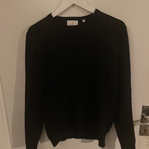 Svart stickad tröja - Bläck - Storleken är S men kan även passa M. Det finns inga defekter på den då jag inte använt den så mycket. Skicket är som nytt. Nypriset är runt 1000kr