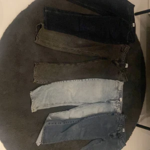 Jeansbyxor från Grunt - Säljer flera par jeansbyxor från Grunt i olika tvättar. Byxorna har en klassisk design med knapp och dragkedja. Perfekta för en avslappnad stil. För ett par av jeansen så är det 300kr för alla 1200kr