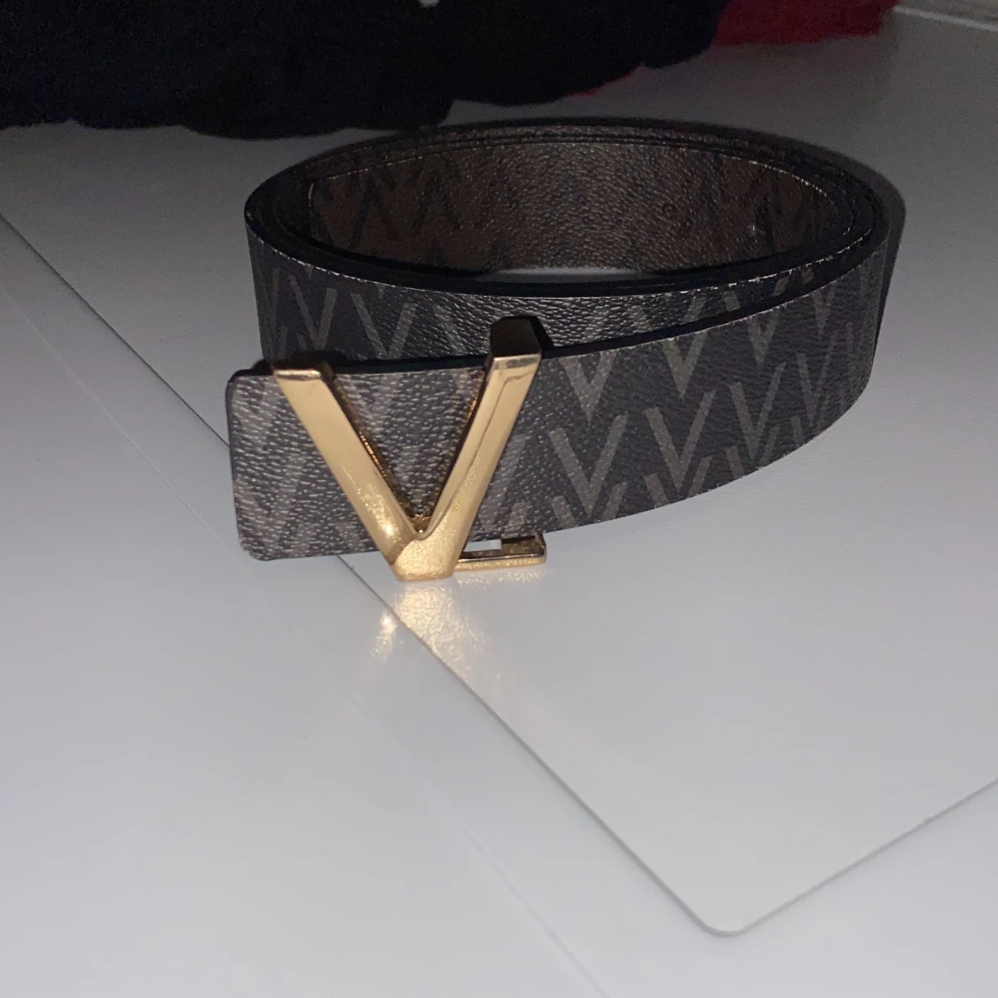 Valentino bälte med guldspänne