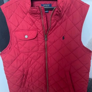 Ralph lauren väst - Fet Ralph lauren väst i storlek XL men sitter som L fint skick inga defekter riktigt skön. Nypris: 2500kr mitt pris 299kr 🤝😁Kontakta via funderingar 💛