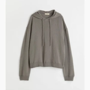 Cashmere hoodie - Säljer denna 100% kashmir hoodien i en super fin mörk grå/begie färg då den inte kommer till andvändning längre, andra bilden är samma modell fast i blå så man kan se hur den sitter på! Kan gå ner i pris vid snabb affär, bara att skriva för fler frågor!