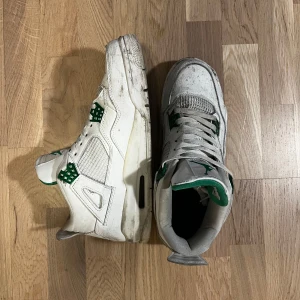 Jordan 4 White and Green - Använda jordan 4s, jättebekväma och fina. Bra skor att använda dagligen. Måste kanske rengöras lite, kan göra de ifall affären gåe snabbt!