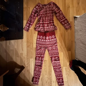 Underställ  - Säljer ett asmysigt underställ i julmotiv som är mysigt och varmt och perfekt att strosa runt i på mellandagarna!!🥰står ingen storlek men skulle tippa på att det är en s/m och den passar bra på mig som är 174