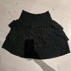 Festkjol - Superfin svart kjol med glittriga guldprickar och volang från Saint Tropez✨Använd endast på nyår och julafton🥂Perfekt till fest! Storlek S men passar även som XS. 