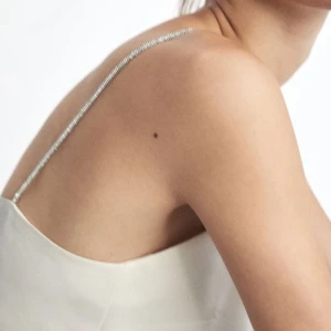 Vitt linne med strassband - Säljer detta oanvända linnet i twill som är jätteskön och har små strassband. Jättefint att ha nu mot nyår🪩 Helt ouppackat och allt💓 tjejen på bilderna har samma storlek. Skickar direkt❗️(använd gärna instabox)💓