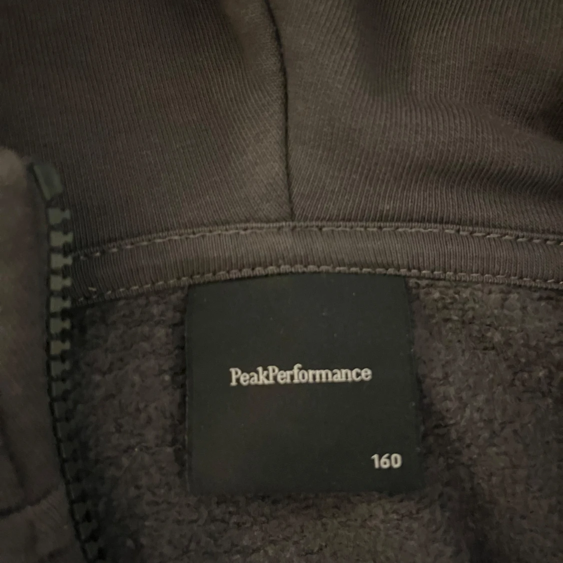 Svart zip-up hoodie från Peak Performance - 91