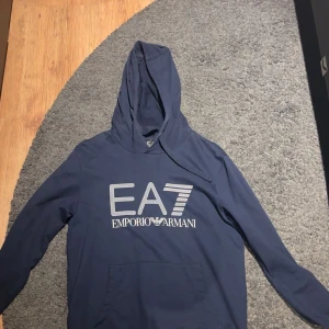 Mörkblå hoodie från Emporio Armani - Tja, säljer denna snygga Hoodie från Emporio Armani, skick 9/10, nästan aldrig använd, tveka inte att hör av dig vid eventuella funderingar😃
