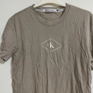 Märke tröjor - Snygga tröjor med kända märken. Behövs strykas bara.