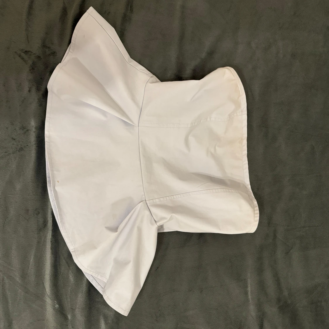 Blå axelbandslös topp