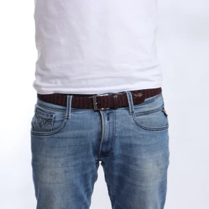 Flätat bälte i rött och svart - Snyggt flätat bälte i rött och svart med ett stilrent spänne i silver. Perfekt för att ge en färgklick till din outfit. Passar bra till jeans och andra casual kläder.