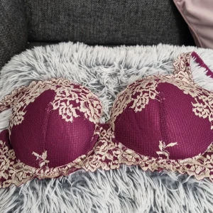 Mörk lilla intimissimi  - Säljer en elegant fin intimissimi bh I fin skick I storlek 90C men den är inte stor i storleken , det kan passa från 80A och uppåt Det saknar en bh bygel och saknar märkes namn.. Perfekt för att känna sig extra fin!