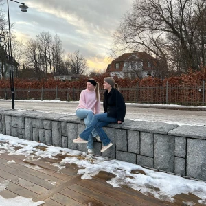 Stickad panband i beige - Ett stickat diadem i beige. Båda har en ribbad design och en dekorativ knut framtill. Perfekta för att hålla värmen och stilen under kyliga dagar.