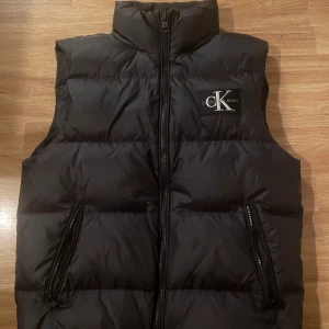 Calvin Klein väst - Fet väst från Kalvin Klein. Skick 10/10. Ny pris 2200 mitt pris 600.