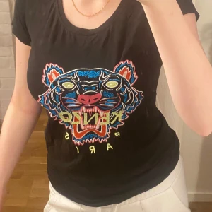 Kenzo t-shirt - Säljer en kenzo t-shirt i jätte bra skick. Storlek M men passar mig som bär xs/s i tröjor.