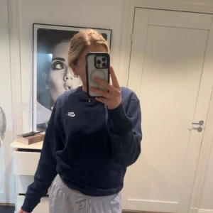 Mörkblå sweatshirt från Nike - Säljer en mörkblå sweatshirt från Nike med lång ärm och rund hals. Perfekt för en avslappnad stil. Den har en liten Nike-logga på bröstet. Passar bra till både jeans och mjukisbyxor eller också till träning! Fint skick!🥰