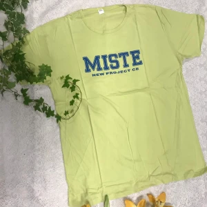 T Shirt  - . T-shirten har en rund hals och korta ärmar.  Helt ny.  85kr/st 