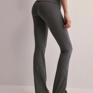 Nelly yoga pants - Mörkgråa 💞bra skick, passar mig som är 170 och de går mer till marken och lite mer