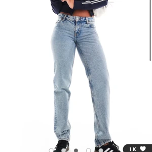 Ljusblå jeans - Snygga ljusblå jeans med en klassisk design. Storlek 24/32 köpta hösten 2023 och endast andvända ett fåtal gånger. De har en rak passform och är lågmidjade, vilket ger en tidlös look. Perfekta för en avslappnad stil.