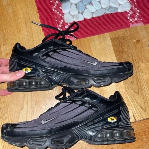 Svarta sneakers från Nike - Säljer ett par svarta Nike tn eftersom jag inte längre använder dom längre. Använd cirka 7 gånger och inget fel på dom