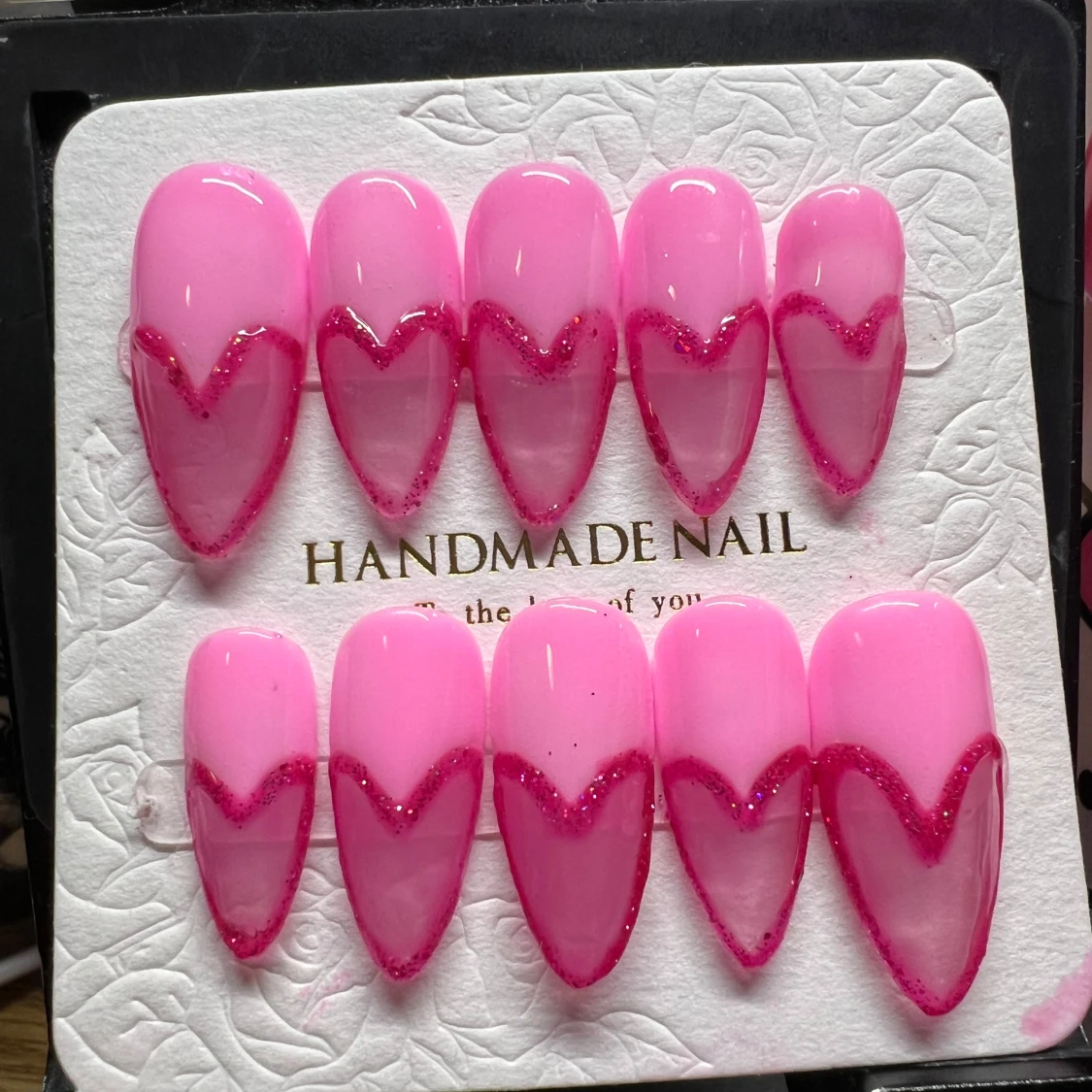 Handgjorda rosa lösnaglar med hjärtdesign