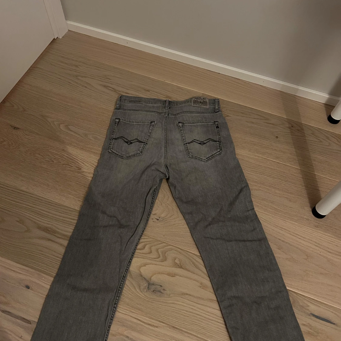 Grå jeansbyxor från Replay