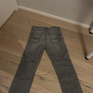 Grå jeansbyxor från Replay - Snygga grå jeansbyxor från Replay storlek 164 modellen är thad och är ett par stilrena och snygga byxor som inte går fel hör av er för frågor 