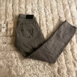 Grå jeans från Ralph Lauren - Snygga gråa jeans från Ralph lauren| Helt nya| Har kvar allt og som tillkommer| Köpta för ca 1000 kr| säljer nu för 399 | Tveka inte att höra av dig vid funderingar eller mer bilder♠️