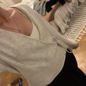 Grå omlottkofta - Säljer en mysig grå omlottkofta från &otherstories💕 säljer eftersom att den inte kommer till användning längre🫶