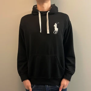 RALPH LAUREN HODDIE - Fet svart Ralph Lauren hoddie i storlek M. Den är i bra skick förutom lite sliten på bild 4. Nypris runt 1500, skriv för fler funderingar 