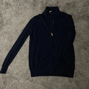 Kashmir Half zip - Tjena, säljer min Kashmir halvzip i denna riktigt schyssta mörkblå färgen. Storlek M och inga defekter alls. Säljs för endast 799kr hör av dig vid frågor!