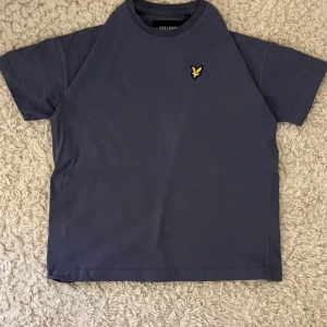 Blå t-shirt från Lyle & Scott - Säljer en snygg blå t-shirt från Lyle & Scott i mycket bra skick. 100% bomull. pris kan diskuteras vid snabb affär (: