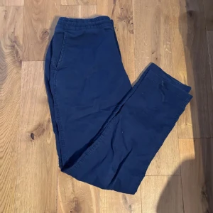 Blå byxor från Polo Ralph Lauren - Snygga blå byxor från Polo Ralph Lauren med relaxed fit. Skick: 9/10 nästan aldrig använda! Pris ej hugget i sten! MVH Hugo 