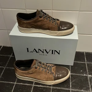 Lanvin Brun - Asfeta bruna lanvins med glansig toecap 🔥 Välskötta skor med bara någon enstaga defekt på toecapen (se bild). Storlek är Uk9,5 (45 och 44 funkar också) Box ingår ej ‼️Hör av er vid frågor eller funderingar 🙏