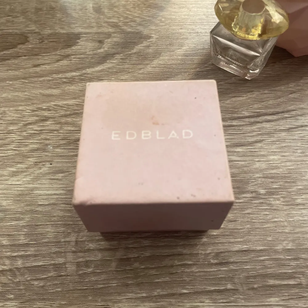 Snygga och stilrena silverring från Edblad. De har en modern och elegant design som passar perfekt för att lyfta vilken outfit som helst. Kommer i originalförpackning. skriv om fler bilder om ni undrar några frågor. Asusteet.