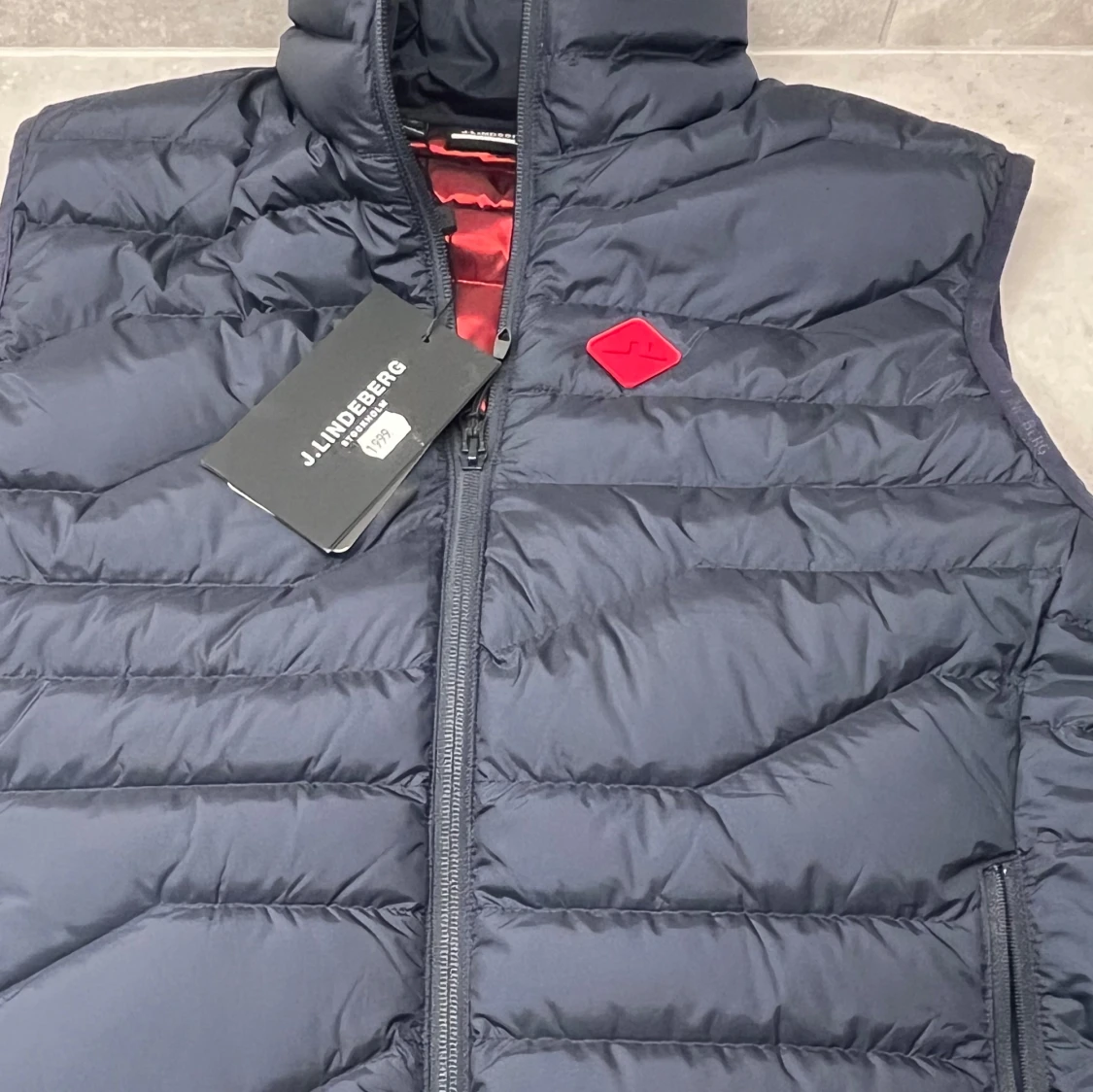 Mörkblå dunväst från J.Lindeberg