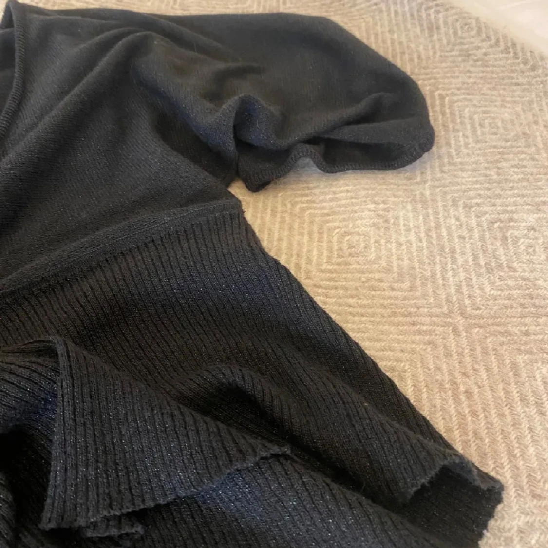 Svart ribbad topp  - 3