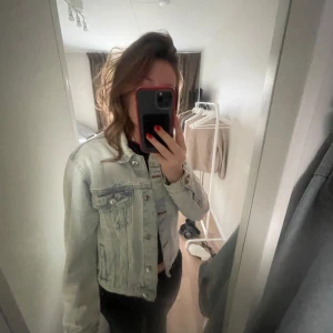  jeansjacka ljusblå  - Ljusblå jeans jacka 