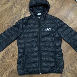 Emporio Armani Jacka - Min armani jacka jag fick av min bror. Säljer den pågrund av att den är för stor för mig. Det är storlek M i killstorlek. Ser helt ny ut, inga smutsfläckar.