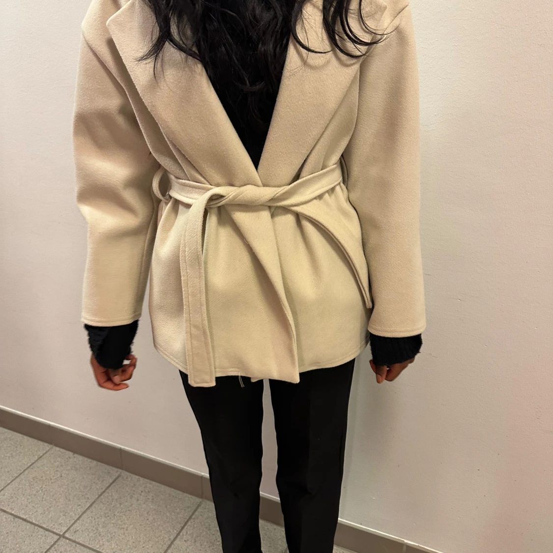 Beige kappa med bälte