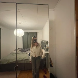 Grå jeans - Snygga grå jeans med en klassisk design. De har en rak passform och är perfekta för en avslappnad stil. Jeansen har en knappgylf och är tillverkade i ett slitstarkt material.