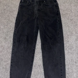 Gråa ASOS Jeans - Gråa Jeans från ASOS i storlek W30 L32. Dem är knappt använda och dem är rätt så baggy. Priset kan diskuteras🔥😁🔥