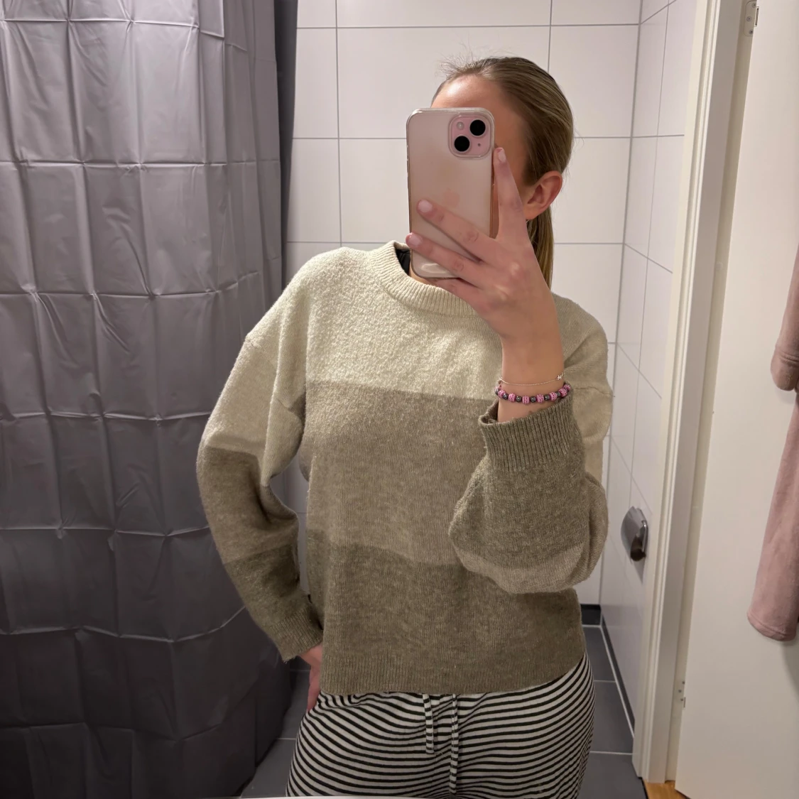 Beige och grå stickad tröja