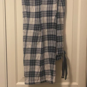 Rutig pyjamasbyxa - Rutiga pyjamasbyxor från Kappahl, storlek M. Sköna, tunna, passar både herr & dam🌟 